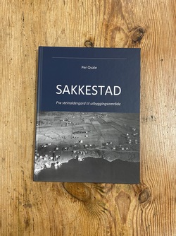 SAKKESTAD : FRA STEINALDERGARD TIL UTBYG  - Lokale bøker